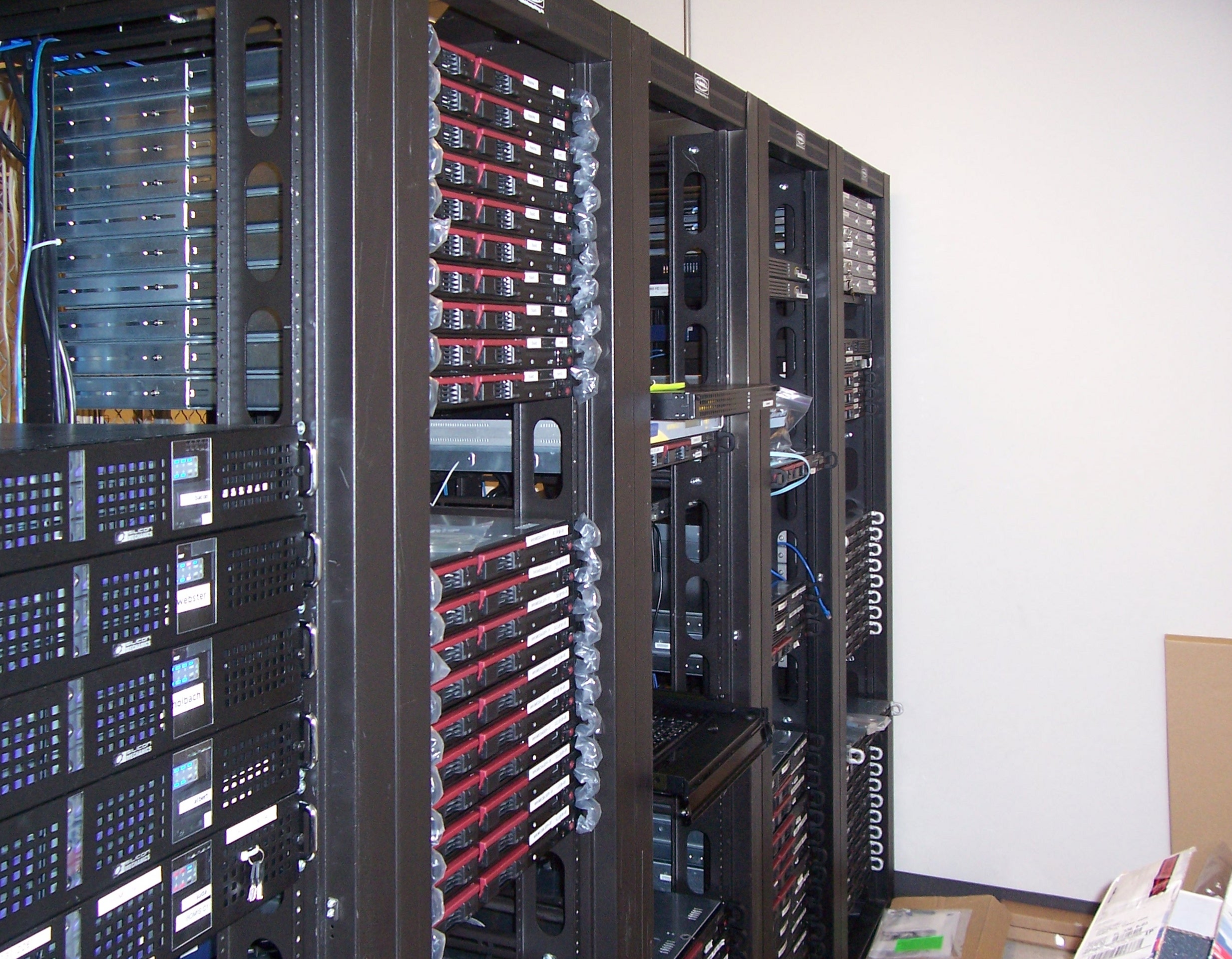 Сервери і системи зберігання даних